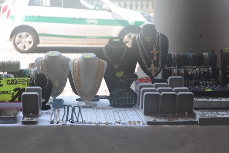 A un lado del plantón de la USOP ya se puede ver un puesto de lentes de sol piratas, y más adelante, entre bisutería artesanal y artículos bordados, se ve otros de relojes y cadenas.