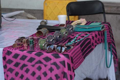 A un lado del plantón de la USOP ya se puede ver un puesto de lentes de sol piratas, y más adelante, entre bisutería artesanal y artículos bordados, se ve otros de relojes y cadenas.