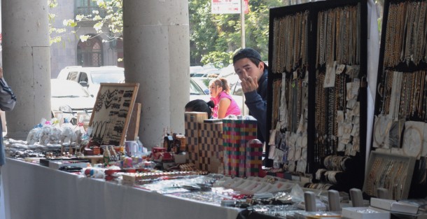 Artesanos en bajos del Palacio Municipal esperan a los visitantes, para mostrarles lo que de su imaginación sale con la ayuda de sus manos. 