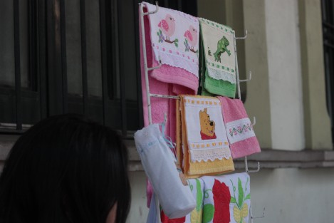 Artesanos en bajos del Palacio Municipal esperan a los visitantes, para mostrarles lo que de su imaginación sale con la ayuda de sus manos. 