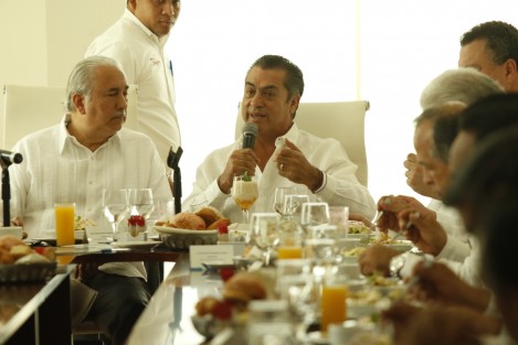 Jaime Rodríguez Calderón, El Bronco, candidato independiente a la presidencia de la República, ofreció una rueda de prensa luego de sostener una reunión con miembros del Consejo Coordinador Empresarial, durante su visita este viernes a Veracruz. 