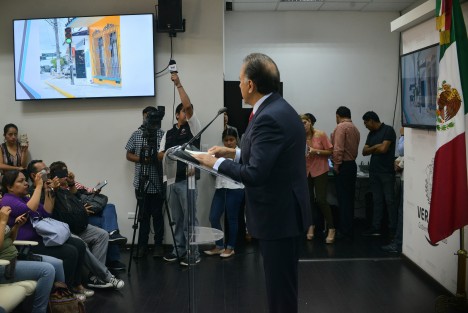 El gobernador Miguel Ángel Yunes cito a reporteros para hablar sobre los postes para la cámaras de videovigilancia  y dijo que que en Xalapa hay postes por todos lados y nadie dice nada. 