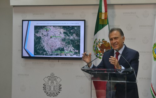 Con característico modo de informar sus decisiones, Yunes Linares aseveró que se continuará con la colocación de postes y cámaras aunque el alcalde de Xalapa no esté de acuerdo.