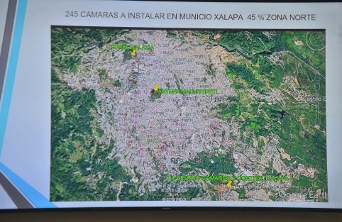 Con característico modo de informar sus decisiones, Yunes Linares aseveró que se continuará con la colocación de postes y cámaras aunque el alcalde de Xalapa no esté de acuerdo.
