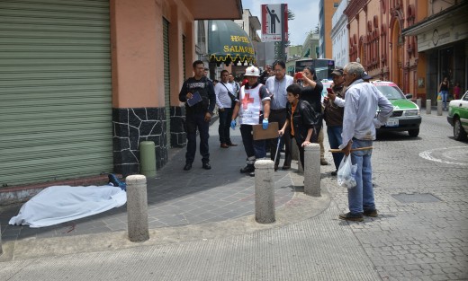 Persona de sexo masculino murió en la esquina de Zaragoza y bravo al parecer de un paro cardíaco.
