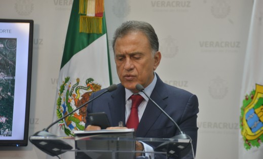El gobernador Miguel Ángel Yunes Linares citó a reporteros para hablar sobre los postes para la cámaras de videovigilancia y dijo que que en Xalapa hay postes por todos lados y nadie dice nada. Con característico modo de informar sus decisiones, Yunes Linares aseveró que se continuará con la colocación de postes y cámaras aunque el alcalde de Xalapa no esté de acuerdo.
