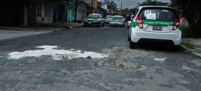 El gobierno municipal y sus bacheos, tapan nadamas hoyitos con arena y escombro, esa es su gran tecnología. Claro que en Baches enormes no les alcanza el escombro ni la arena. y prefieren tapar muchos hoyitos:  