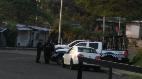 Los restos humanos de dos personas fueron hallados en Córdoba esta mañana dentro de dos bolsas negras de plástico, las cuales fueron abandonadas sobre la carretera que comunica a la localidad de Agustín Millán, a la altura de lugar conocido como el nacimiento cerca del COBAEV 12, lo que generó la movilización de las corporaciones policíacas y posteriormente del personal de la Fiscalía Regional quienes arribaron para tomar conocimiento. 