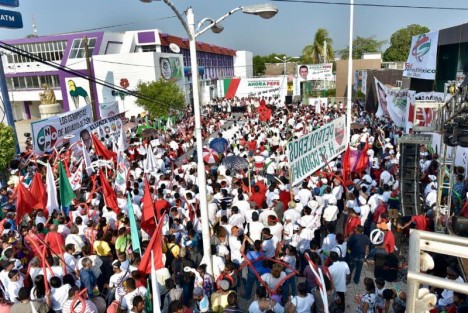 El candidato a Gobernador de la coalición <em>Por un Veracruz Mejor</em>, Pepe Yunes, se comprometió a obtener fondos presupuestales por 10 mil millones de pesos para aumentar de 12 mil a 22 mil policías operativos en el estado, y con ello resolver el problema de la inseguridad en el sur de Veracruz.  