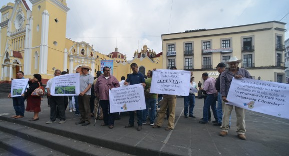 Miembros del consejo Regional del Café con pancarta en mano exigen que se acelere la entrega de recursos por parte de SAGARPA  y se analice el precio tan bajo que se le da su producto.  
