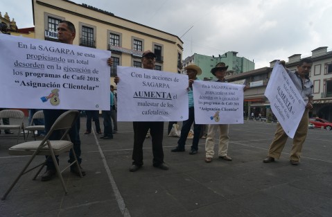 Miembros del consejo Regional del Café con pancarta en mano exigen que se acelere la entrega de recursos por parte de SAGARPA  y se analice el precio tan bajo que se le da su producto.  