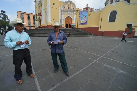 Miembros del consejo Regional del Café con pancarta en mano exigen que se acelere la entrega de recursos por parte de SAGARPA  y se analice el precio tan bajo que se le da su producto.