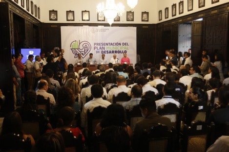 El alcalde de Veracruz, Fernando Yunes Márquez, presentó el Plan Municipal de Desarrollo realizado por la Universidad Veracruzana. Le acompañó el vicerector de esta casa de estudios.  