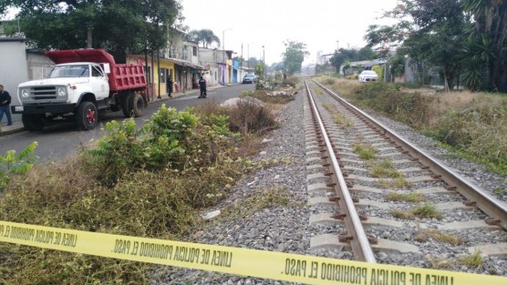 Un hombre que murió presuntamente por un congestionamiento alcohólico, fue encontrado sobre una banqueta que se ubica cerca de las vías del tren en la colonia San Nicolás, de Córdoba, lo que alertó a los vecinos, y éstos a su vez dieron parte a la Policía Estatal, arribando de igual manera las autoridades de la Fiscalía Regional.   