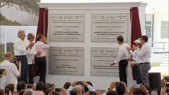 Pese a estar en época electoral, los titulares de los Ejecutivos estatal y fderal, Miguel Ángel Yunes Linares y Enrique Peña Nieto se reunieron en el norte de la entidad para inaugurar medias obras, tales como la escollera de lo que será el nuevo puerto de Veracruz, y un tramo de la Cardel-Poza Rica. 