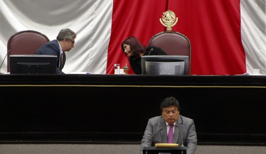 
El diputado Ángel Armando López Contreras presentó una iniciativa que adiciona la Ley de Desarrollo Social y Humano para la entidad, con el objetivo de prohibir y sancionar a los servidores públicos que entreguen en eventos masivos programas sociales, durante las campañas electorales.  