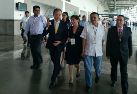 El gobernador del estado, Miguel Àngel Yunes Linares, festejó a los maestros en su día, con un desayuno en Expover y sin acceso a medios de comunicación. 