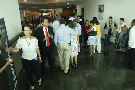 El gobernador del estado, Miguel Àngel Yunes Linares, festejó a los maestros en su día, con un desayuno en Expover y sin acceso a medios de comunicación. 