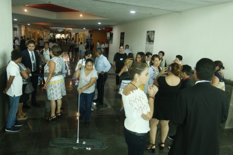 El gobernador del estado, Miguel Àngel Yunes Linares, festejó a los maestros en su día, con un desayuno en Expover y sin acceso a medios de comunicación. 