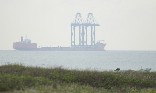 Llegan a Veracruz las dos grúas Super Post Panamax que serán instaladas en el muelle de descargas de ICAVE dentro del Nuevo Puerto de Veracruz. Estas estructuras servirían para realizar las maniobras de descarga cuando arribe a la nueva terminal portaria el primer barco comercial a mediados de junio.
