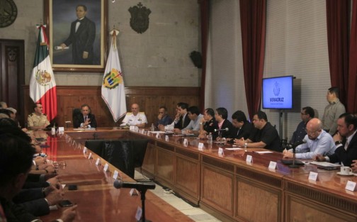 El gobernador Miguel Yunes se reunió con alcaldes de la región Xalapa y autoridades de seguridad estatales y federales  para la evaluación del sistema de vídeovigilancia.