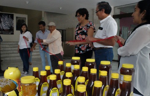 Los diputados Isaías Pliego y Guadalupe Osornoinauguraron una expoventa de artesanos de la región en los pasillos del Palacio Legislativo. El diputado dijo en su mensaje que se presentará una iniciativa para que estos productores cuenten con un sitio digno donde ofrecer su mercancía. 