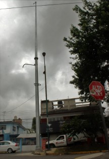 Continúa la instalación de postes para cámaras de videovigilancia en Xalapa. Presuntamente Ayuntamiento y Gobierno del Estado ya acordaron. 