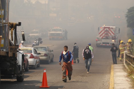 Un fuerte incendio se registro en una zona de humedales de Boca del Río, detrás del fraccionamiento Las Vegas. Bomberos y cuerpos de auxilio trabajan para sofocar el fuego.