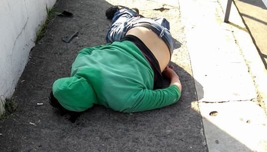 Un joven de 25 años fue atropellado la mañana de este jueves en la Avenida Américas, a la altura del Colegio Eurohispanoamericano, por un taxi que según testigos circulaba a exceso de velocidad. En el lugar quedó como evidencia la placa del vehículo. 