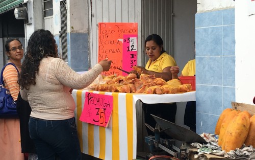 Amas de casa se enfrentan a un nuevo incremento en el precio del pollo, el cual en una semana aumentó en un 33%, y se dice que mañana mismo podría alcanzar un 50%.  