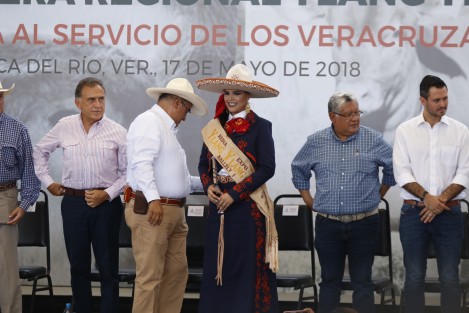 El gobernador del estado, Miguel Ángel Yunes Linares, inauguró el inicio de la Expo Ganadera Ylang Ylang 2018, la cual este año ha contado con escasa promoción. 