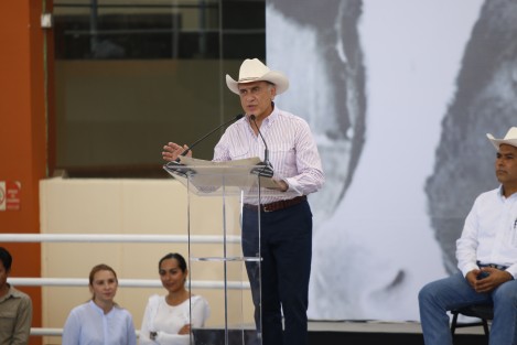 El gobernador del estado, Miguel Ángel Yunes Linares, inauguró el inicio de la Expo Ganadera Ylang Ylang 2018, la cual este año ha contado con escasa promoción. 