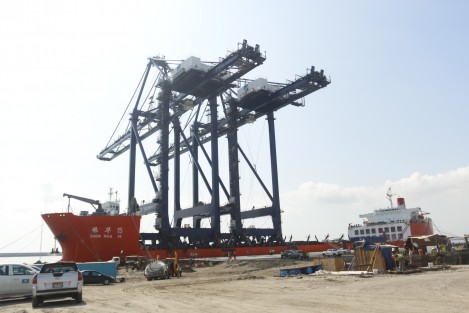 Iniciaron las maniobras de desembarco de las grúas Súper Post Panamax en el Nuevo Puerto de Veracruz. 