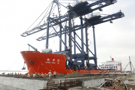 Iniciaron las maniobras de desembarco de las grúas Súper Post Panamax en el Nuevo Puerto de Veracruz. 