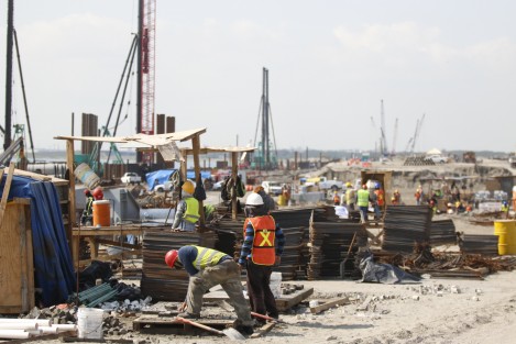 Iniciaron las maniobras de desembarco de las grúas Súper Post Panamax en el Nuevo Puerto de Veracruz. 