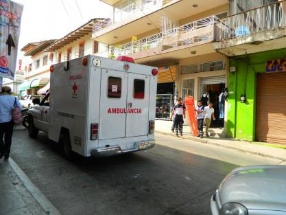 Automovilistas no ceden el paso tras sonido de sirenas.
