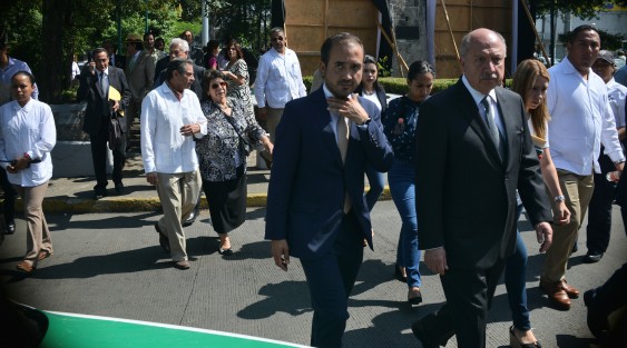 El alcalde de Veracruz, Fernando Yunes Márquez, acompañó a su papá al homenaje luctuoso al exgobernador Rafael Hernández Ochoa. 