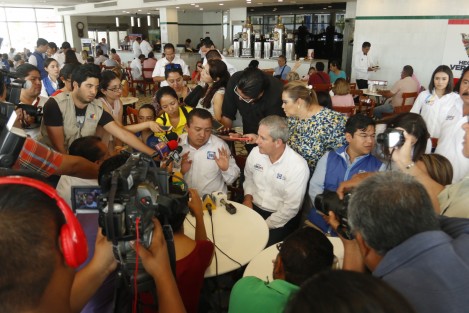 Marcelo Torres Cofiño, presidente del CEN del PAN, sostuvo un encuentro con candidatos de la coalición Por México al Frente en Boca del Río. Le acompañó el dirigente estatal de Acción Nacional, José Mancha Alarcón.