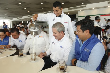 Marcelo Torres Cofiño, presidente del CEN del PAN, sostuvo un encuentro con candidatos de la coalición Por México al Frente en Boca del Río. Le acompañó el dirigente estatal de Acción Nacional, José Mancha Alarcón.