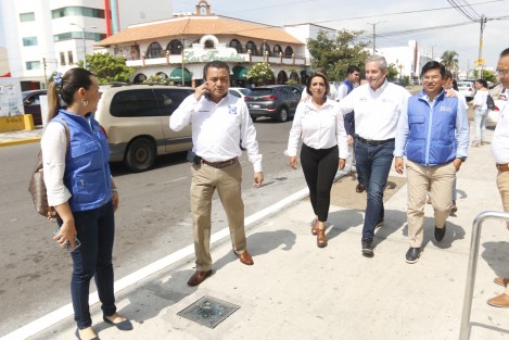 Marcelo Torres Cofiño, presidente del CEN del PAN, sostuvo un encuentro con candidatos de la coalición Por México al Frente en Boca del Río. Le acompañó el dirigente estatal de Acción Nacional, José Mancha Alarcón.