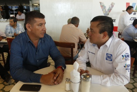 Manuel Sánchez Giles, coordinador de campaña de Margarita Zavala en Veracruz, se reunió con José Mancha Alarcón. Ante la declinación de la candidata presidencial independiente, Sánchez Giles se acercó a la dirigencia estatal para acordar el posible apoyo al abanderado blanquiazul Ricardo Anaya.