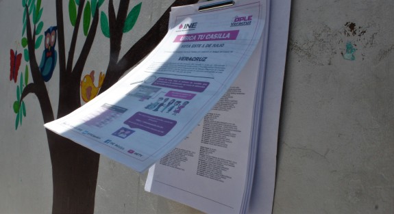 Comienzan a vrse por la ciudad de Xalapa los listados del INE para que los electres ubiquen sus casillas. 