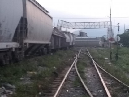  Fuerte choque se registró en la estación de Ferrosur, cuando un tren rumbo a Aculzingo, Veracruz, perdió los frenos - al parecer por sabotaje-, a la altura de El Encinar, por lo que al regresarse intentando meter frenos de seguridad, que también estaba cortados, en la estación de Orizaba se impactaron contra un tren estacionado allí. 