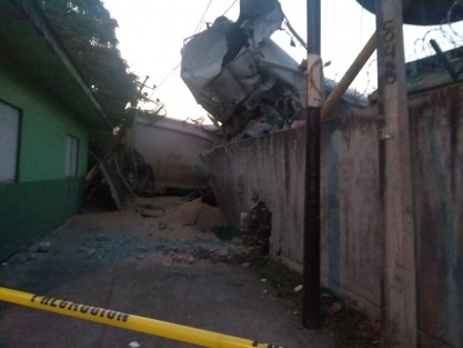  Fuerte choque se registró en la estación de Ferrosur, cuando un tren rumbo a Aculzingo, Veracruz, perdió los frenos - al parecer por sabotaje-, a la altura de El Encinar, por lo que al regresarse intentando meter frenos de seguridad, que también estaba cortados, en la estación de Orizaba se impactaron contra un tren estacionado allí. 