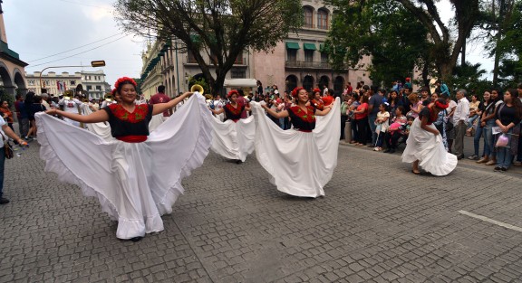Con un recorrido que inició en la avenida Maestros Veracruzanos, Xalapeños Ilustres, Enríquez y para terminar en el Teatro del Estado, se llevó a cabo la tercera edición del <em>Desfile de las Flores</em> en Xalapa.  