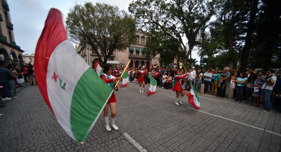 Con un recorrido que inició en la avenida Maestros Veracruzanos, Xalapeños Ilustres, Enríquez y para terminar en el Teatro del Estado, se llevó a cabo la tercera edición del <em>Desfile de las Flores</em> en Xalapa.  