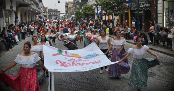 Con un recorrido que inició en la avenida Maestros Veracruzanos, Xalapeños Ilustres, Enríquez y para terminar en el Teatro del Estado, se llevó a cabo la tercera edición del <em>Desfile de las Flores</em> en Xalapa.  