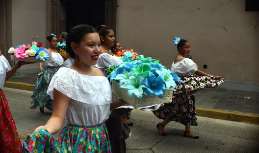 Con un recorrido que inició en la avenida Maestros Veracruzanos, Xalapeños Ilustres, Enríquez y para terminar en el Teatro del Estado se llevó a cabo la tercera edición del <em>Desfile de las Flores</em> en Xalapa.  