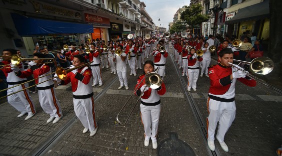 Con un recorrido que inició en la avenida Maestros Veracruzanos, Xalapeños Ilustres, Enríquez y para terminar en el Teatro del Estado se llevó a cabo la tercera edición del <em>Desfile de las Flores</em> en Xalapa.  