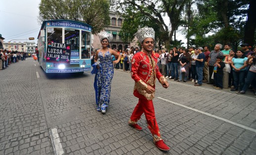 Con un recorrido que inició en la avenida Maestros Veracruzanos, Xalapeños Ilustres, Enríquez y para terminar en el Teatro del Estado se llevó a cabo la tercera edición del <em>Desfile de las Flores</em> en Xalapa.  